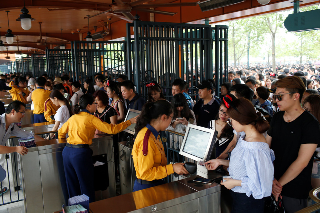 Fila de entrada no primeiro dia de funcionamento do parque. (Foto: REUTERS/Aly Song)