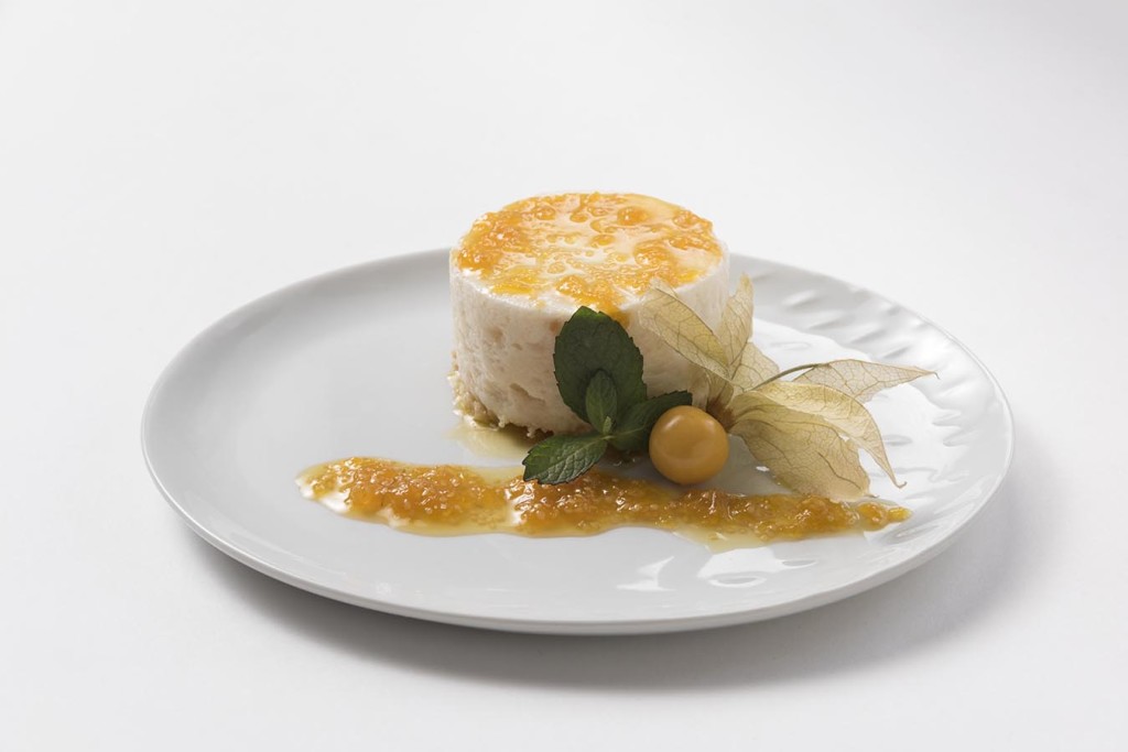Mousse de cherimoia com compota de physalis. (Divulgação/LATAM)