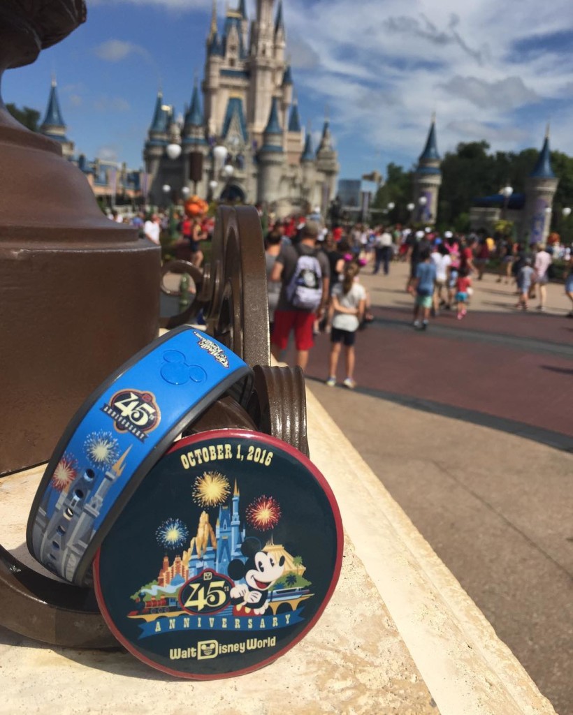 MagicBand e boton comemorativo '1 de outubro de 2016, 45º aniversário'. (Reprodução/Instagram)