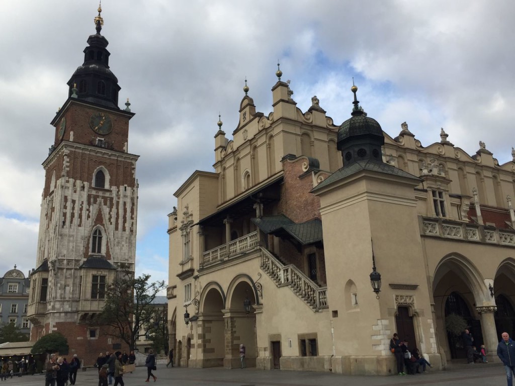O Sukiennice e a Torre da Câmara Municipal na Rynek Główny.