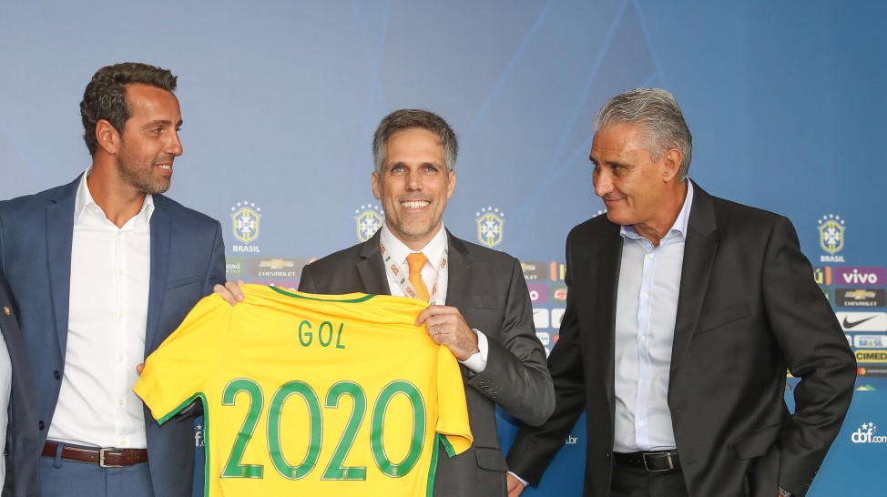 Edu Gaspar, presidente da GOL, Paulo Sergio Kakinoff e Tite. (Foto: Ricardo Stuckert/CBF)