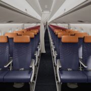 A LATAM equipará seus E195-E2 com assentos Recaro, os mesmos utilizados pela KLM Cityhopper. (Divulgação/LATAM)