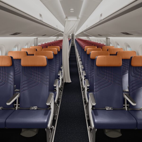 A LATAM equipará seus E195-E2 com assentos Recaro, os mesmos utilizados pela KLM Cityhopper. (Divulgação/LATAM)